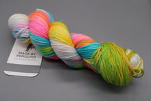Load image into Gallery viewer, Parrot Merino Nylon 4PLY -100g/400m 85% Extra-Fine Merino &amp; 15% Nylon