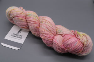 Strawberry CupCake DK -100g/225m 85% Extra-Fine Merino & 15% Nylon